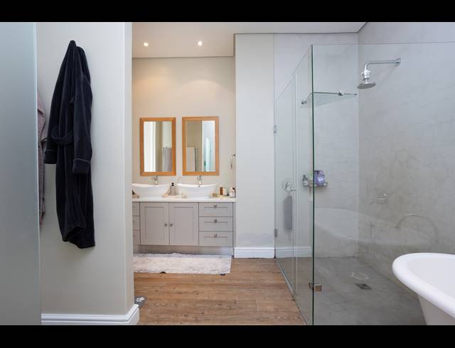4 BEDROOM HOUSE TO LET IN CONSTANTIA